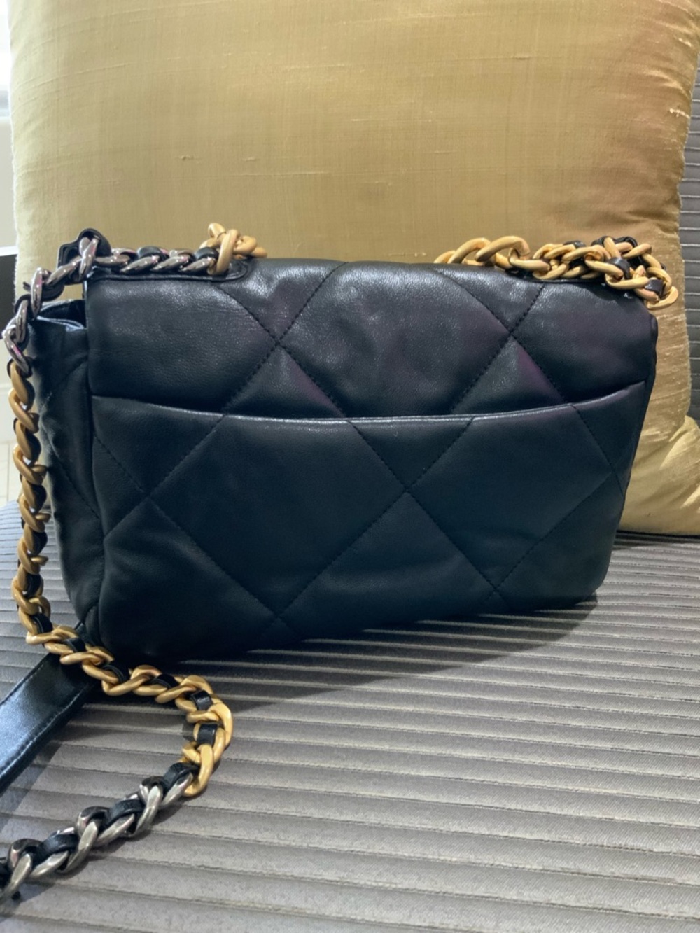 Classic CHANEL Bag: A Stylish and Versatile Choice for Elegance - Picture 4 of 9